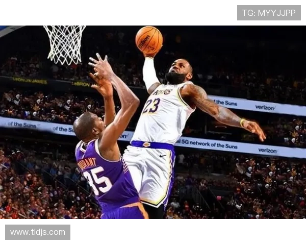 詹姆斯再次带领湖人逆袭勇士 雄鹿队全力备战季后赛挑战